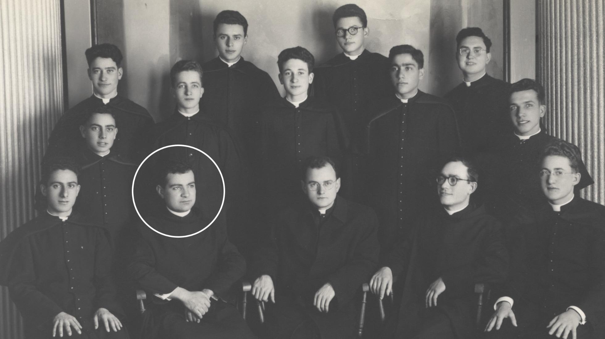 Com os colegas no Seminário de Angra do Heroísmo. Açores, década de 1950.
